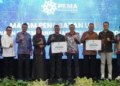 PEMA menyerahkan dana pembinaan kepada dua UMKM pada acara penobatan UMKM binaan PT PEMA (Foto : Humas PT.