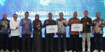 PEMA menyerahkan dana pembinaan kepada dua UMKM pada acara penobatan UMKM binaan PT PEMA (Foto : Humas PT.