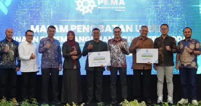 PEMA menyerahkan dana pembinaan kepada dua UMKM pada acara penobatan UMKM binaan PT PEMA (Foto : Humas PT.