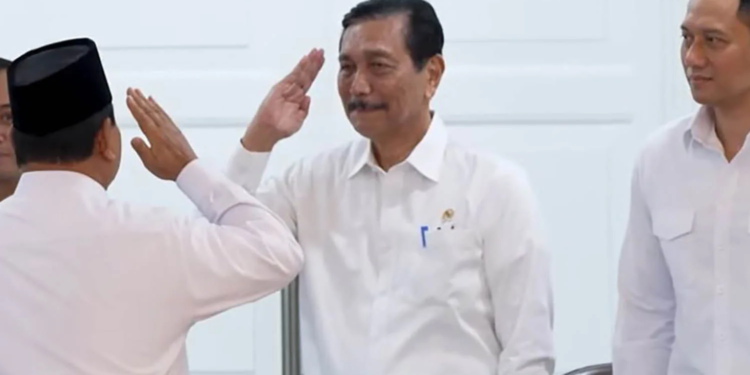 Prabowo Hormati Luhut dalam Sidang Kabinet