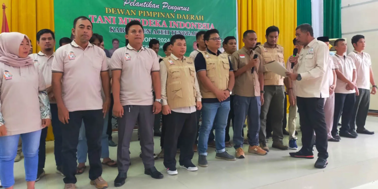 Ketua DPW Tani Merdeka Indonesia Provinsi Aceh Cut Muhammad melantik pengurus DPD Tani Merdeka Indonesia Kabupaten Aceh Tengggara, Selasa 31 Desember 2024.