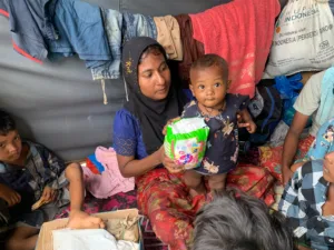 Salah seorang pengungsi memperlihatkan pempers yang dibagikan oleh Yayasan Geutanyoe