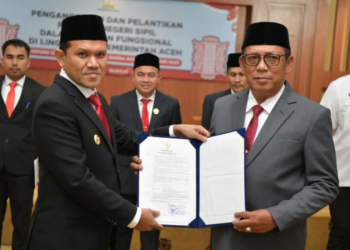Wakil Gubernur Fadhlullah menyerahkan SK Plt Sekda Aceh kepada Alhudri.