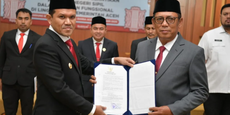 Wakil Gubernur Fadhlullah menyerahkan SK Plt Sekda Aceh kepada Alhudri.