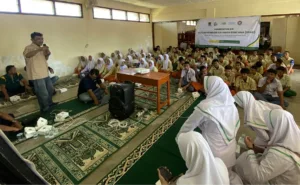 Foto Ketua Forum PRB Aceh. M. Hasan Dibangka, sedang menjelaskan kepada peserta SPAB