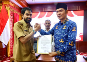 Gubernur Aceh, Muzakir Manaf atau Mualem, menyerahkan SK kepada M Nasir Syamaun sebagai Pelaksana Tugas (Plt) Sekretaris Daerah (Sekda) Aceh.