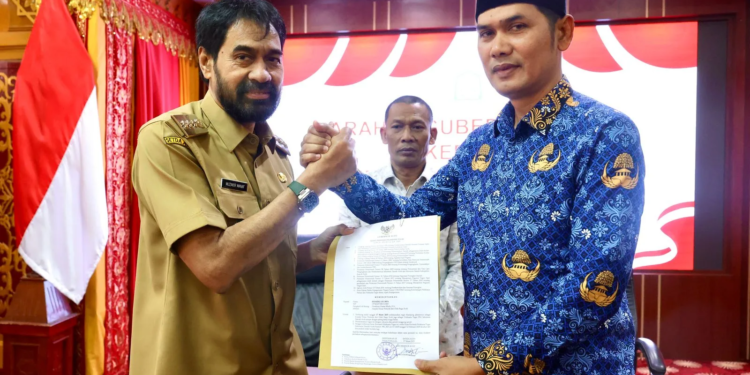Gubernur Aceh, Muzakir Manaf atau Mualem, menyerahkan SK kepada M Nasir Syamaun sebagai Pelaksana Tugas (Plt) Sekretaris Daerah (Sekda) Aceh.