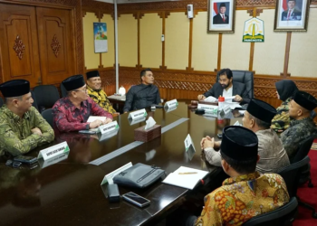 Gubernur Muzakir Manaf memimpin RUPS LB Bank Aceh. Foto: IST