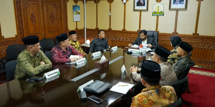 Gubernur Muzakir Manaf memimpin RUPS LB Bank Aceh. Foto: IST