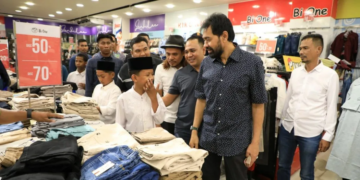 Gubernur Aceh Muzakir Manaf, saat membelanjakan pakaian lebaran untuk anak yatim di Lhokseumawe, Selasa (11/3/2025).