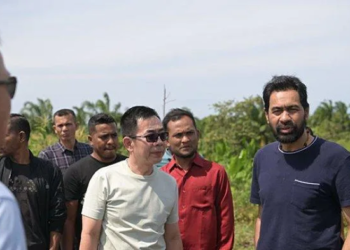 Gubernur Aceh Muzakir Manaf berbincang dengan pengusaha nasional, Iendi, saat meninjau lahan tempat pembangunan pabrik rokok yang berada di pinggir Jalan Elak di Gampong Paya Gaboh, Kecamatan Sawang, Kabupaten Aceh Utara, Senin (10/3/2025).