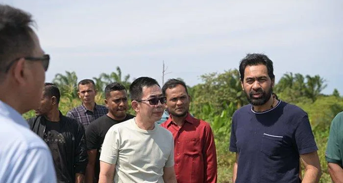 Gubernur Aceh Muzakir Manaf berbincang dengan pengusaha nasional, Iendi, saat meninjau lahan tempat pembangunan pabrik rokok yang berada di pinggir Jalan Elak di Gampong Paya Gaboh, Kecamatan Sawang, Kabupaten Aceh Utara, Senin (10/3/2025).