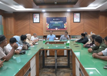 Plt Sekda Aceh, Alhudri, didampingi Kepala SKPA/Biro terkait, saat menerima Silaturahmi dan Audiensi masyarakat yang tinggal di sekitar Taman Nasional Gunung Leuser Aceh di Ruang Rapat Sekda Aceh, Banda Aceh, pada Jum'at, 7 Maret 2025.