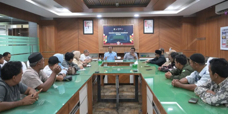 Plt Sekda Aceh, Alhudri, didampingi Kepala SKPA/Biro terkait, saat menerima Silaturahmi dan Audiensi masyarakat yang tinggal di sekitar Taman Nasional Gunung Leuser Aceh di Ruang Rapat Sekda Aceh, Banda Aceh, pada Jum'at, 7 Maret 2025.