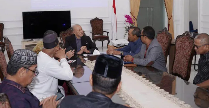 Wali Nanggroe Aceh, Tgk Malik Mahmud Al Haythar bersama pengurus Wali Nanggroe Aceh, Tgk Malik Mahmud Al Haythar