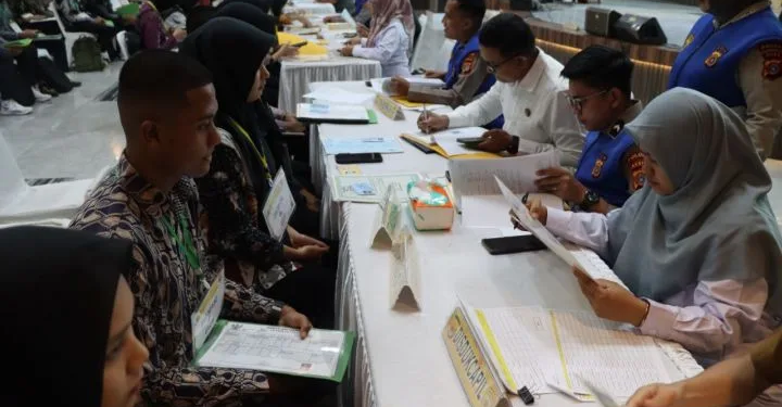 Tahapan pemeriksaan administrasi penerimaan Polri di Aula Presisi Polda Aceh. Foto: Istimewa