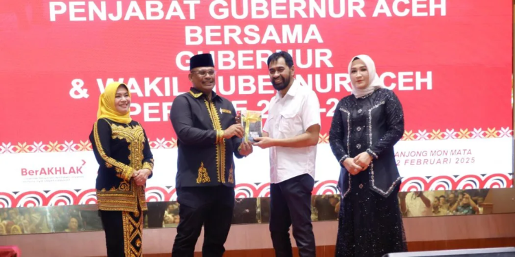 Gubernur Aceh, H. Muzakir Manaf, saat menerima buku karya Pj. Gubernur Aceh Periode 2024-2025, Dr. H. Safrizal ZA, M.Si, pada acara Malam Pisah Sambut, di Anjong Mon Mata, Banda Aceh, Rabu, (12/2/2025).