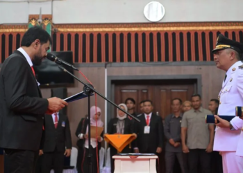 Gubernur Aceh Muzakir Manaf, saat mengambil sumpah jabatan dan melantik Suhaidi, S.Pd, M.Si sebagai Bupati Gayo Lues dan H. Maliki, SE, M.AP, sebagai Wakil Bupati Gayo Lues periode 2025-2030, pada Rapat Paripurna DPRK Gayo Lues, di Gedung DPRK Gayo Lues, Minggu, (16/2/2025).