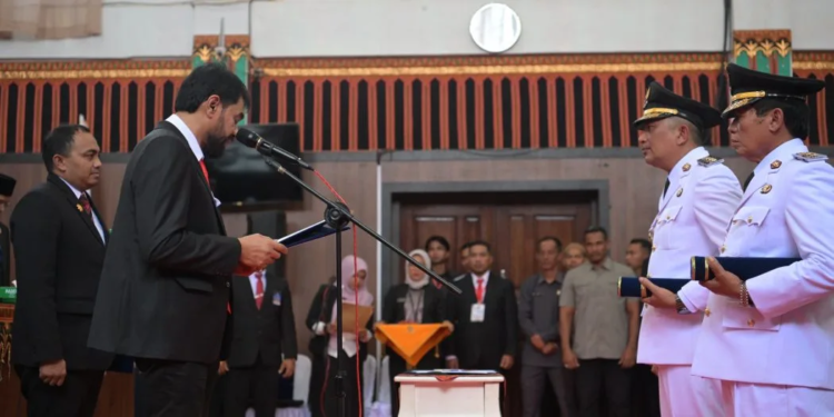 Gubernur Aceh Muzakir Manaf, saat mengambil sumpah jabatan dan melantik Suhaidi, S.Pd, M.Si sebagai Bupati Gayo Lues dan H. Maliki, SE, M.AP, sebagai Wakil Bupati Gayo Lues periode 2025-2030, pada Rapat Paripurna DPRK Gayo Lues, di Gedung DPRK Gayo Lues, Minggu, (16/2/2025).