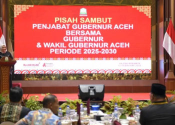 Gubernur Aceh, H. Muzakir Manaf, saat memberikan kata sambutan pada acara Malam Pisah Sambut dengan Mantan Pj. Gubernur Aceh Periode 2024-2025, Dr. H. Safrizal ZA, M.Si, di Anjong Mon Mata, Banda Aceh, Rabu, (12/2/2025).