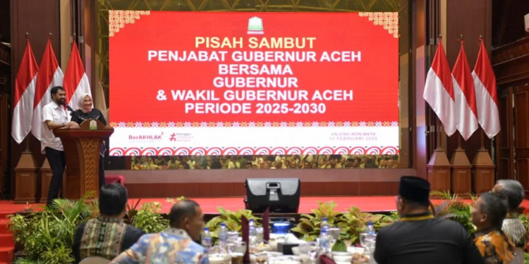 Gubernur Aceh, H. Muzakir Manaf, saat memberikan kata sambutan pada acara Malam Pisah Sambut dengan Mantan Pj. Gubernur Aceh Periode 2024-2025, Dr. H. Safrizal ZA, M.Si, di Anjong Mon Mata, Banda Aceh, Rabu, (12/2/2025).