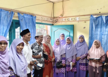 Ketua Staf Ahli TP- PKK Aceh, Ny. Mukarramah Fadhlullah foto bersama Pengurus Wilayah (PW) Salimah Aceh dan Laznas Yakesma Aceh saat memberikan santunan kepada 42 Keluarga Anggota Komunitas Tunanetra Lempesta yang di Sekretariat Lempesta Gampong Sukaramai, Banda Aceh, Selasa, (25/3/2025).