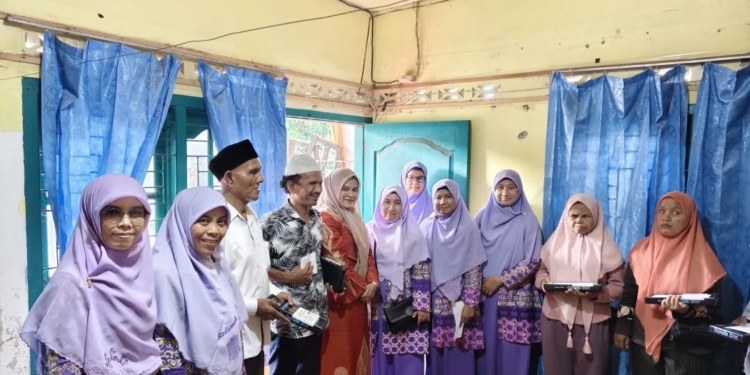 Ketua Staf Ahli TP- PKK Aceh, Ny. Mukarramah Fadhlullah foto bersama Pengurus Wilayah (PW) Salimah Aceh dan Laznas Yakesma Aceh saat memberikan santunan kepada 42 Keluarga Anggota Komunitas Tunanetra Lempesta yang di Sekretariat Lempesta Gampong Sukaramai, Banda Aceh, Selasa, (25/3/2025).