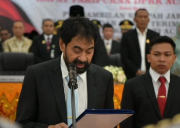 Gubernur Aceh Muzakir Manaf, saat mengambil Sumpah Jabatan dan Melantik Iskandar Usman Al-Farlaky sebagai Bupati Aceh Timur dan T. Zainal Abidin sebagai Wakil Bupati Aceh Timur periode 2025-2030 pada Rapat Paripurna DPRK Aceh Timur, di Kantor DPRK Aceh Timur, Rabu, (19/3/2025).