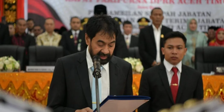 Gubernur Aceh Muzakir Manaf, saat mengambil Sumpah Jabatan dan Melantik Iskandar Usman Al-Farlaky sebagai Bupati Aceh Timur dan T. Zainal Abidin sebagai Wakil Bupati Aceh Timur periode 2025-2030 pada Rapat Paripurna DPRK Aceh Timur, di Kantor DPRK Aceh Timur, Rabu, (19/3/2025).