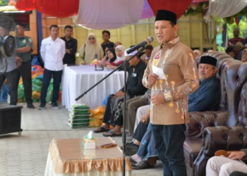 Wakil Gubernur Aceh, Fadhlullah, SE, saat menyampaikan sambutan pada peluncuran Gerakan Pangan Murah, yang diselenggarakan Dinas Pangan Aceh di halaman Masjid Baitul Istiqamah Gampong Teupien Raya. Kec. Glumpang Tiga, Kab. Pidie, Rabu (26/3/2025).