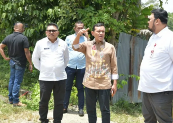 Wakil Gubernur Aceh, Fadhlullah, SE, didampingi Asisten Pemerintahan, Keistimewaan Aceh dan Kesejahteraan Rakyat Sekda Aceh, Azwardi, AP, M.Si, beserta Kepala SKPA/Biro terkait, saat meninjau Jalan Gampong Alue Angen, Kec. Glumpang Tiga, Kab. Pidie, Rabu,(26/3/2025).