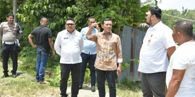 Wakil Gubernur Aceh, Fadhlullah, SE, didampingi Asisten Pemerintahan, Keistimewaan Aceh dan Kesejahteraan Rakyat Sekda Aceh, Azwardi, AP, M.Si, beserta Kepala SKPA/Biro terkait, saat meninjau Jalan Gampong Alue Angen, Kec. Glumpang Tiga, Kab. Pidie, Rabu,(26/3/2025).