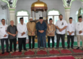 Gubernur Aceh, Muzakir Manaf didampingi Wakil Gubernur Aceh, Fadhlullah, SE, dan Kepala SKPA/Biro, foto bersama saat bersilaturahmi dengan masyarakat sekaligus berdoa untuk Alm. Kamaruddin Bin Abubakar di Gampong Teupin Raya, Kab. Pidie, Rabu (26/3/2025)
