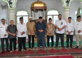 Gubernur Aceh, Muzakir Manaf didampingi Wakil Gubernur Aceh, Fadhlullah, SE, dan Kepala SKPA/Biro, foto bersama saat bersilaturahmi dengan masyarakat sekaligus berdoa untuk Alm. Kamaruddin Bin Abubakar di Gampong Teupin Raya, Kab. Pidie, Rabu (26/3/2025)