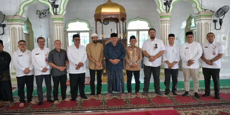 Gubernur Aceh, Muzakir Manaf didampingi Wakil Gubernur Aceh, Fadhlullah, SE, dan Kepala SKPA/Biro, foto bersama saat bersilaturahmi dengan masyarakat sekaligus berdoa untuk Alm. Kamaruddin Bin Abubakar di Gampong Teupin Raya, Kab. Pidie, Rabu (26/3/2025)