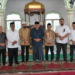 Gubernur Aceh, Muzakir Manaf didampingi Wakil Gubernur Aceh, Fadhlullah, SE, dan Kepala SKPA/Biro, foto bersama saat bersilaturahmi dengan masyarakat sekaligus berdoa untuk Alm. Kamaruddin Bin Abubakar di Gampong Teupin Raya, Kab. Pidie, Rabu (26/3/2025)