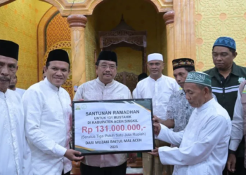 Wakil Gubernur Aceh, Fadhlullah, SE, saat menyerahkan Santunan Ramadhan untuk 131 Mustahik Aceh Singkil pada kegiatan Safari Ramadhan Pemerintah Aceh di Masjid Al Fajar Lipat Kajang Atas, Kabupaten Aceh Singkil, Rabu (19/3/2025).