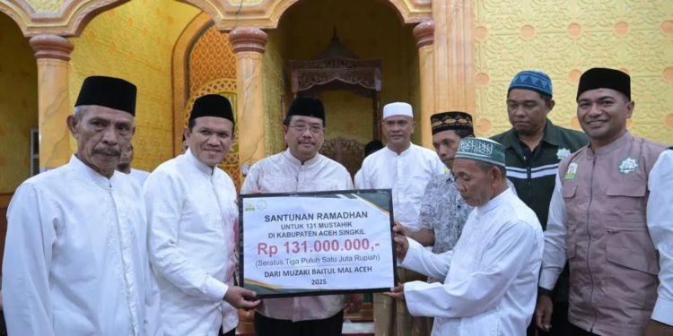 Wakil Gubernur Aceh, Fadhlullah, SE, saat menyerahkan Santunan Ramadhan untuk 131 Mustahik Aceh Singkil pada kegiatan Safari Ramadhan Pemerintah Aceh di Masjid Al Fajar Lipat Kajang Atas, Kabupaten Aceh Singkil, Rabu (19/3/2025).