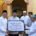 Wakil Gubernur Aceh, Fadhlullah, SE, saat menyerahkan Santunan Ramadhan untuk 131 Mustahik Aceh Singkil pada kegiatan Safari Ramadhan Pemerintah Aceh di Masjid Al Fajar Lipat Kajang Atas, Kabupaten Aceh Singkil, Rabu (19/3/2025).