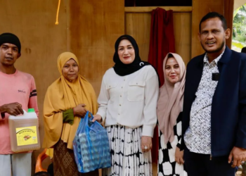 Ketua TP-PKK Aceh Ny. Marlina Muzakir didampingi Bupati Aceh Timur Periode 2017-2022 Hasballah M Thaib beserta istri, Fitriani, mendata rumah warga kurang mampu serta meyerahkan bantuan kebutuhan pokok di Gampong Lhok Meureu, Kec. Darul Ihsan, Aceh Timur, Kamis (20/3/2025).