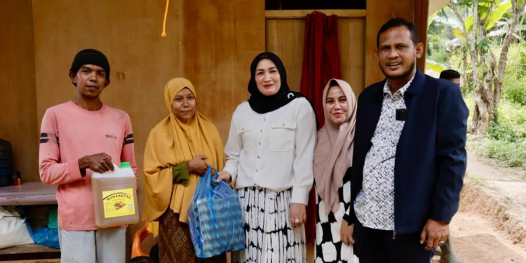 Ketua TP-PKK Aceh Ny. Marlina Muzakir didampingi Bupati Aceh Timur Periode 2017-2022 Hasballah M Thaib beserta istri, Fitriani, mendata rumah warga kurang mampu serta meyerahkan bantuan kebutuhan pokok di Gampong Lhok Meureu, Kec. Darul Ihsan, Aceh Timur, Kamis (20/3/2025).