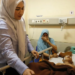 Ketua TP-PKK Aceh, Ny. Marlina Muzakir, saat menjenguk Jelita Sinaro, pasien anak penderita tumor ganas asal Desa Padang Hilir, Kecamatan Susoh, Abdya yang sedang dirawat di Rumah Sakit Umum Daerah Zainoel Abidin (RSUDZA) Banda Aceh, Minggu, (23/3/2025).