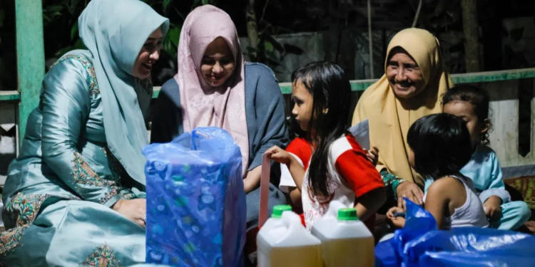 Ketua TP-PKK Aceh, Ny. Marlina Muzakir, melakukan takziah ke rumah warga serta menyerahkan bantuan kebutuhan pokok di Gampong Seuneubok Teungoh, Kecamatan Darul Ihsan, Aceh Timur, Rabu (19/3/2025).