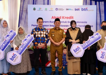 Wakil Gubernur Aceh, Fadhlullah, SE, foto bersama saar menghadiri acara Akad Massal Program Rumah untuk Guru Indonesia yang dibuka secara virtual oleh Menteri Perumahan dan Kawasan Permukiman, Maruarar Sirait di Kantor BTN Syariah, Banda Aceh, Selasa (25/3/2025).