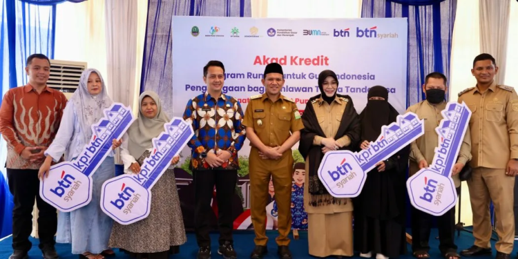 Wakil Gubernur Aceh, Fadhlullah, SE, foto bersama saar menghadiri acara Akad Massal Program Rumah untuk Guru Indonesia yang dibuka secara virtual oleh Menteri Perumahan dan Kawasan Permukiman, Maruarar Sirait di Kantor BTN Syariah, Banda Aceh, Selasa (25/3/2025).