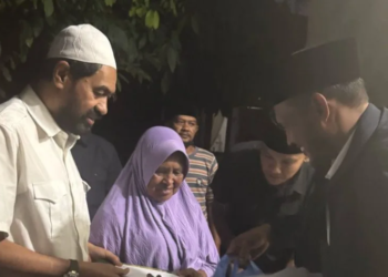 Gubernur Aceh, Muzakir Manaf, saat menyerahkan bantuan kepada Wak Hamamah yang merupakan korban konflik di Gampong Seuneubok Teungoh, Kec. Darul Ihsan, Aceh Timur, Rabu (19/3/2025).
