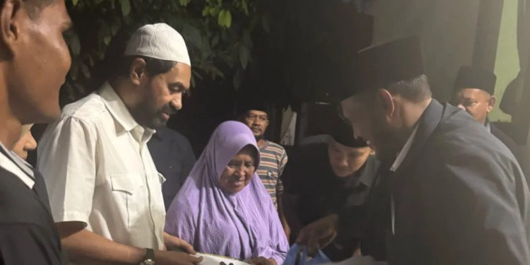 Gubernur Aceh, Muzakir Manaf, saat menyerahkan bantuan kepada Wak Hamamah yang merupakan korban konflik di Gampong Seuneubok Teungoh, Kec. Darul Ihsan, Aceh Timur, Rabu (19/3/2025).