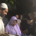 Gubernur Aceh, Muzakir Manaf, saat menyerahkan bantuan kepada Wak Hamamah yang merupakan korban konflik di Gampong Seuneubok Teungoh, Kec. Darul Ihsan, Aceh Timur, Rabu (19/3/2025).