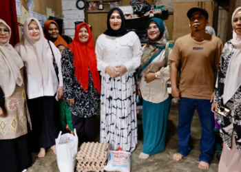 Ketua TP-PKK Aceh, Ny. Marlina Muzakir, didampingi Anggota DPRK Aceh Utara Yulianti, foto bersama saat meninjau langsung rumah warga kurang mampu pada sejumlah gampong yang berada di Kota Lhokseumawe, Kamis (20/3/2025)