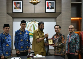 Gubernur Aceh, Muzakir Manaf didampingi Plt. Sekda Aceh, M. Nasir, S.IP.,MPA, dan Asisten Perekonomian dan Pembangunan Sekda Aceh, Dr. Ir. Zulkifli, M.Si, dan Karo Perekonomian Setda Aceh, Zaini, S.Sos, MM, menyerahkan cinderamata saatmenerima Silaturahmi dan Audiensi Kepala Otaritas Jasa Keuangan (OJK) Perwakilan Aceh, Daddi Peryoga beserta jajaran di Meuligoe Gubernur Aceh, Banda Aceh, Senin (17/3/2025).